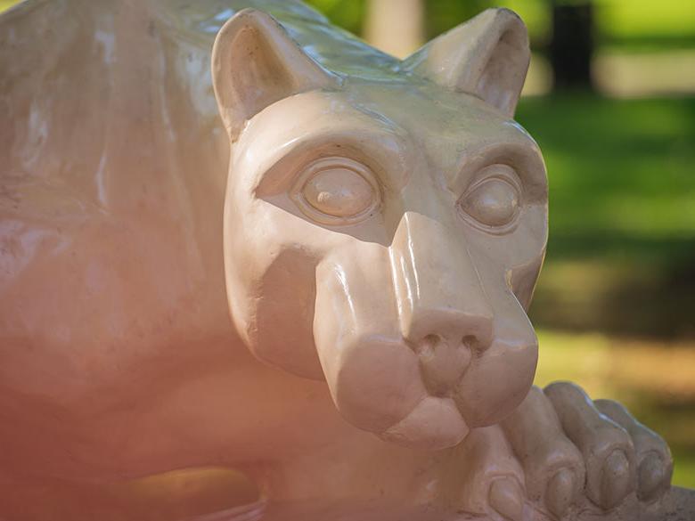 A close-up of the lion shrine at <a href='http://tbubp.taogoods.net'>十大网投平台信誉排行榜</a>阿尔图纳分校